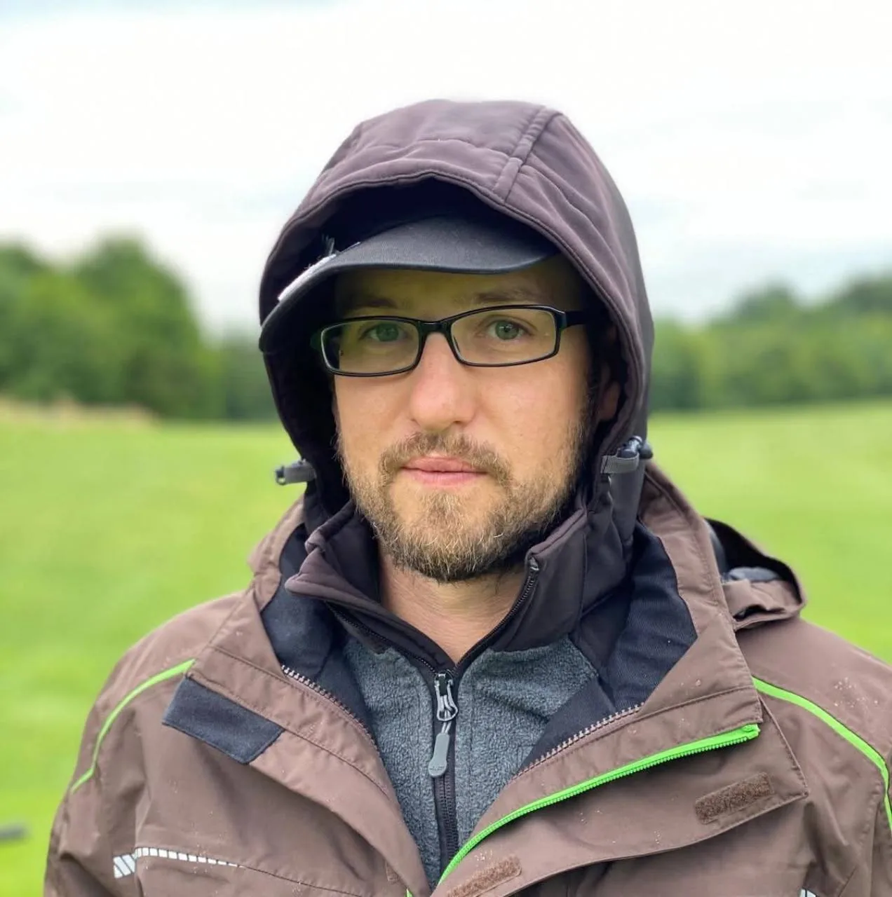 Filip Bielówka w odzieży roboczej na tle pola golfowego